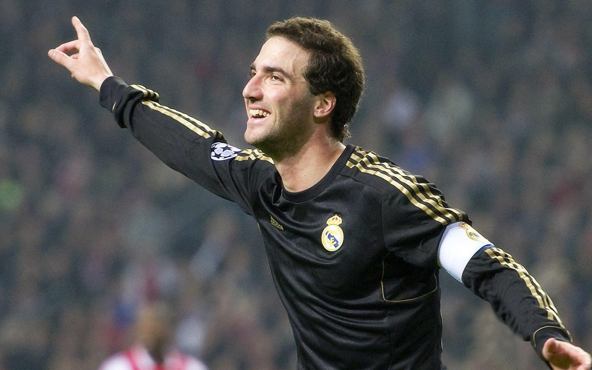 曼城球星格拉利什再度现身中餐馆，球迷热议其幸运食谱与竞技状态关联