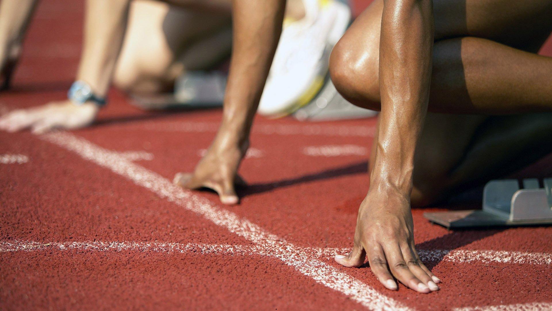 拜仁基石稳固！孔帕尼续约振奋全队，凯恩领袖风范点燃新赛季斗志